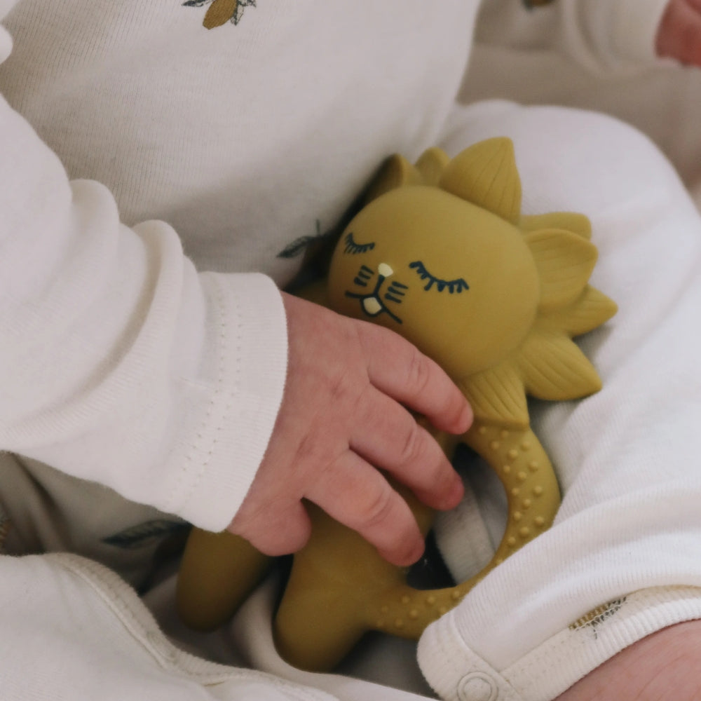 Konges slojd Gryzak dla niemowlaka Lion Mustard