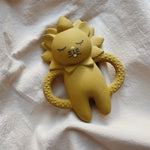 Konges slojd Gryzak dla niemowlaka Lion Mustard