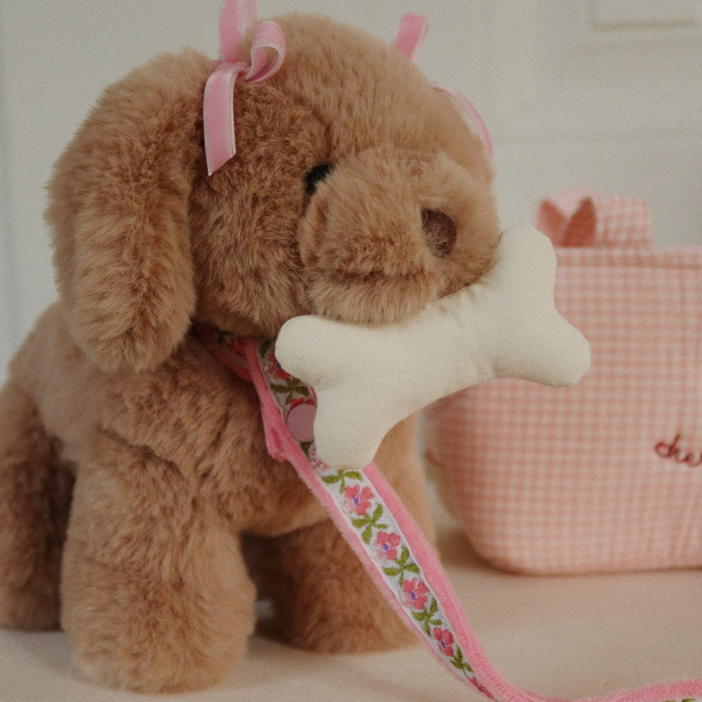 Konges Slojd Piesek przytulanka Maude z koszykiem Pink Check