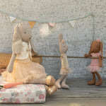 Maileg Czekoladowo-brązowy króliczek baletnica w różowym stroju