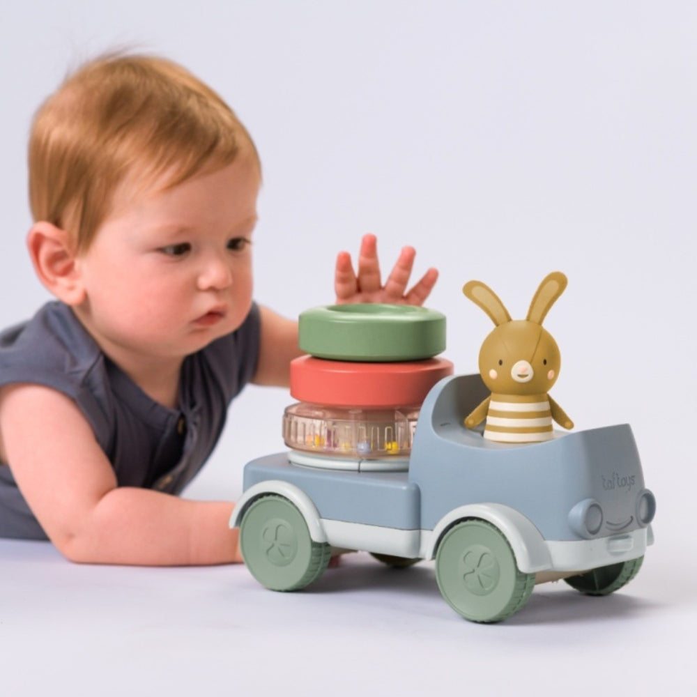 Taf Toys Kolorowe autko dla niemowlaka ciężarówka z króliczkiem 2w1