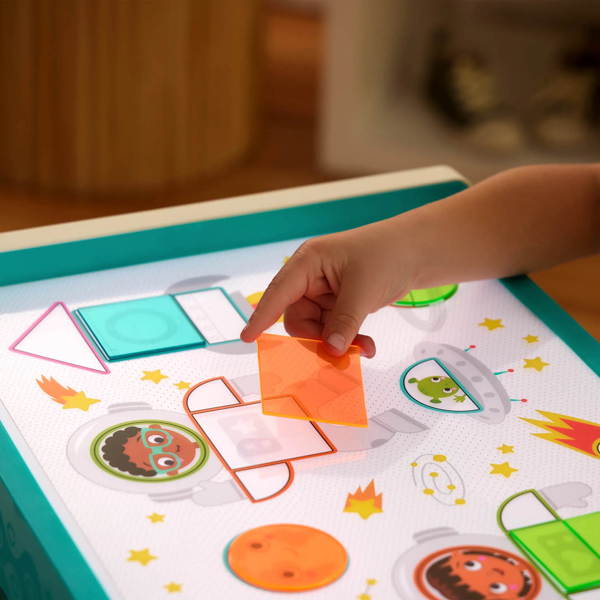 B.Toys Edukacyjny stolik podświetlany do rysowania Look & Shine