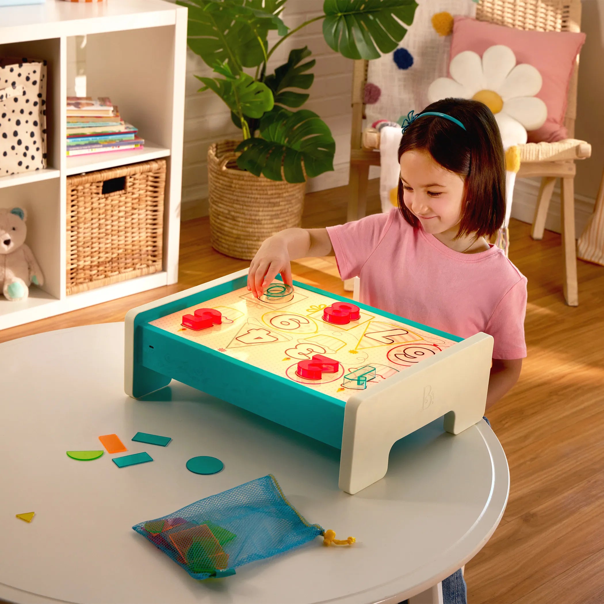 B.Toys Edukacyjny stolik podświetlany do rysowania Look & Shine