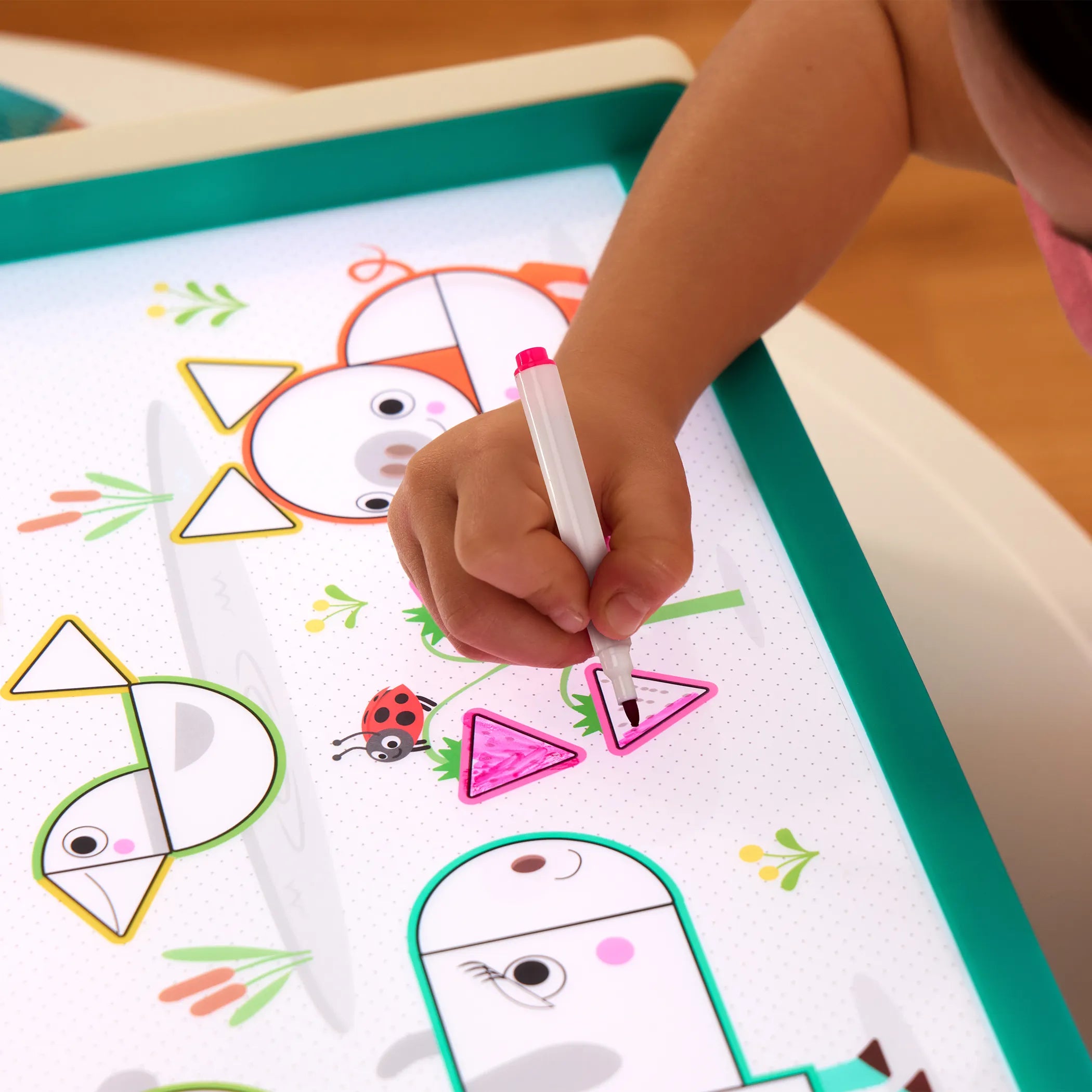 B.Toys Edukacyjny stolik podświetlany do rysowania Look & Shine