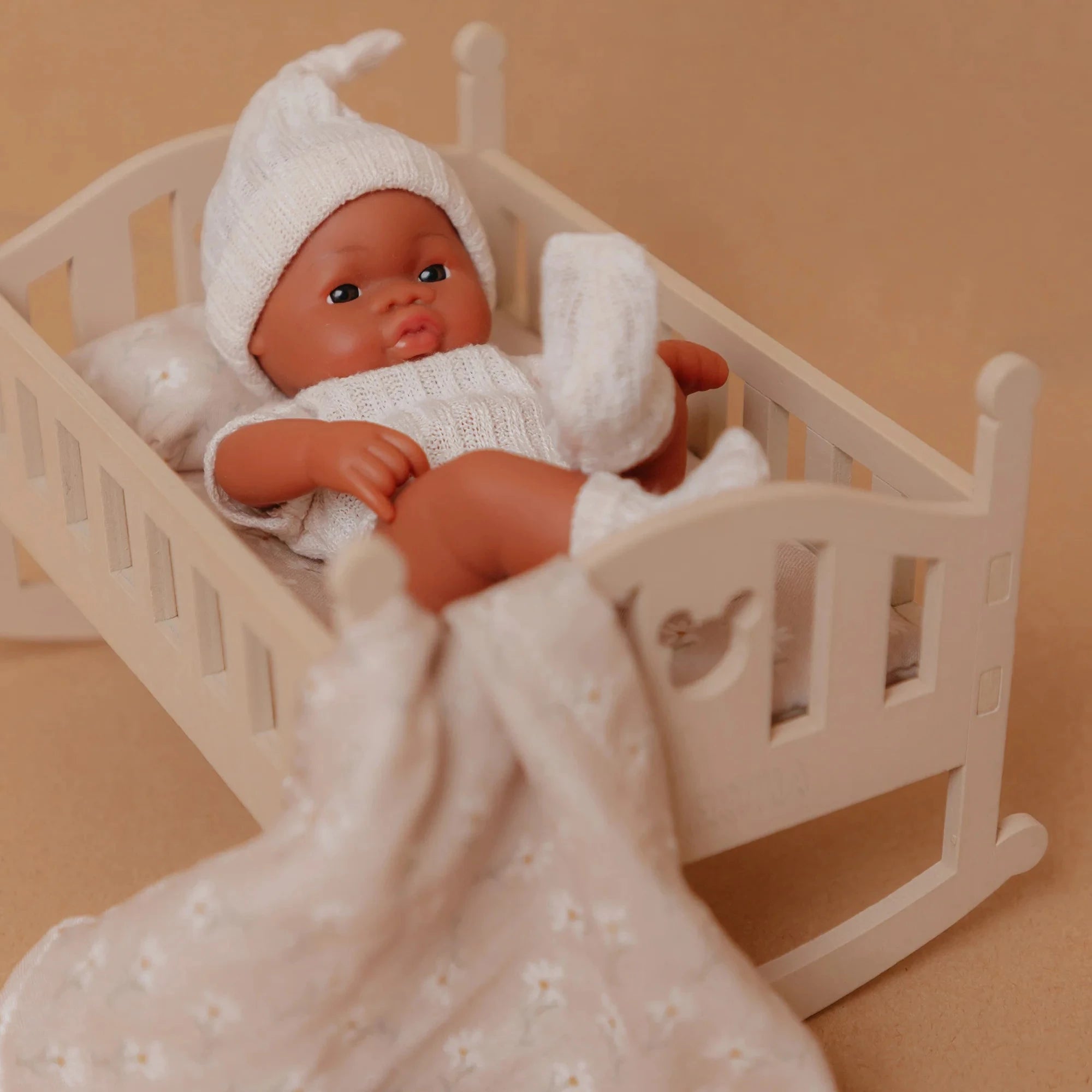SKAZA Mrs Ertha Lalka dla dzieci z łóżeczkiem Lupitas Joy Little Daisys
