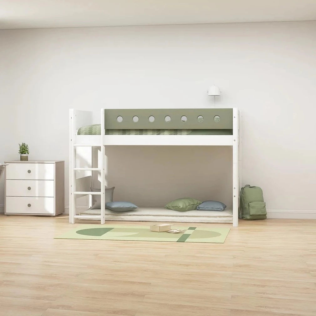 Łóżko dziecięce półwysokie z prostą drabinką z kolekcji White w kolorze natural green