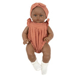 Minikane Lalka dla dzieci Augustine kombinezon marsala 47 cm