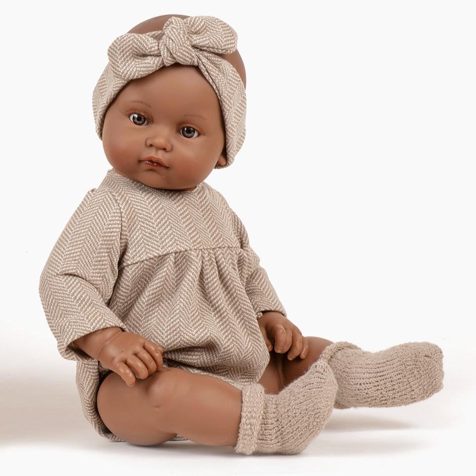 Minikane Lalka dla dzieci Augustine beżowy kombinezon 47 cm