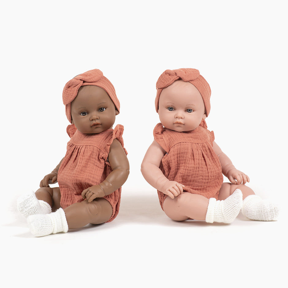 Minikane Lalka dla dzieci Augustine kombinezon marsala 47 cm