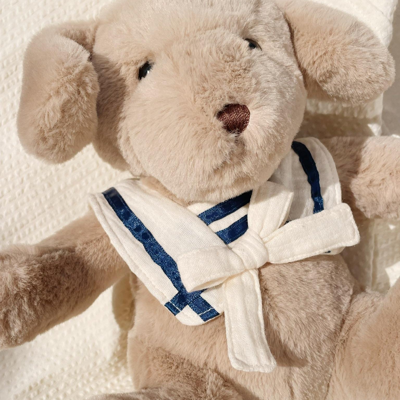 Konges slojd Maskotka piesek Luca Sailor