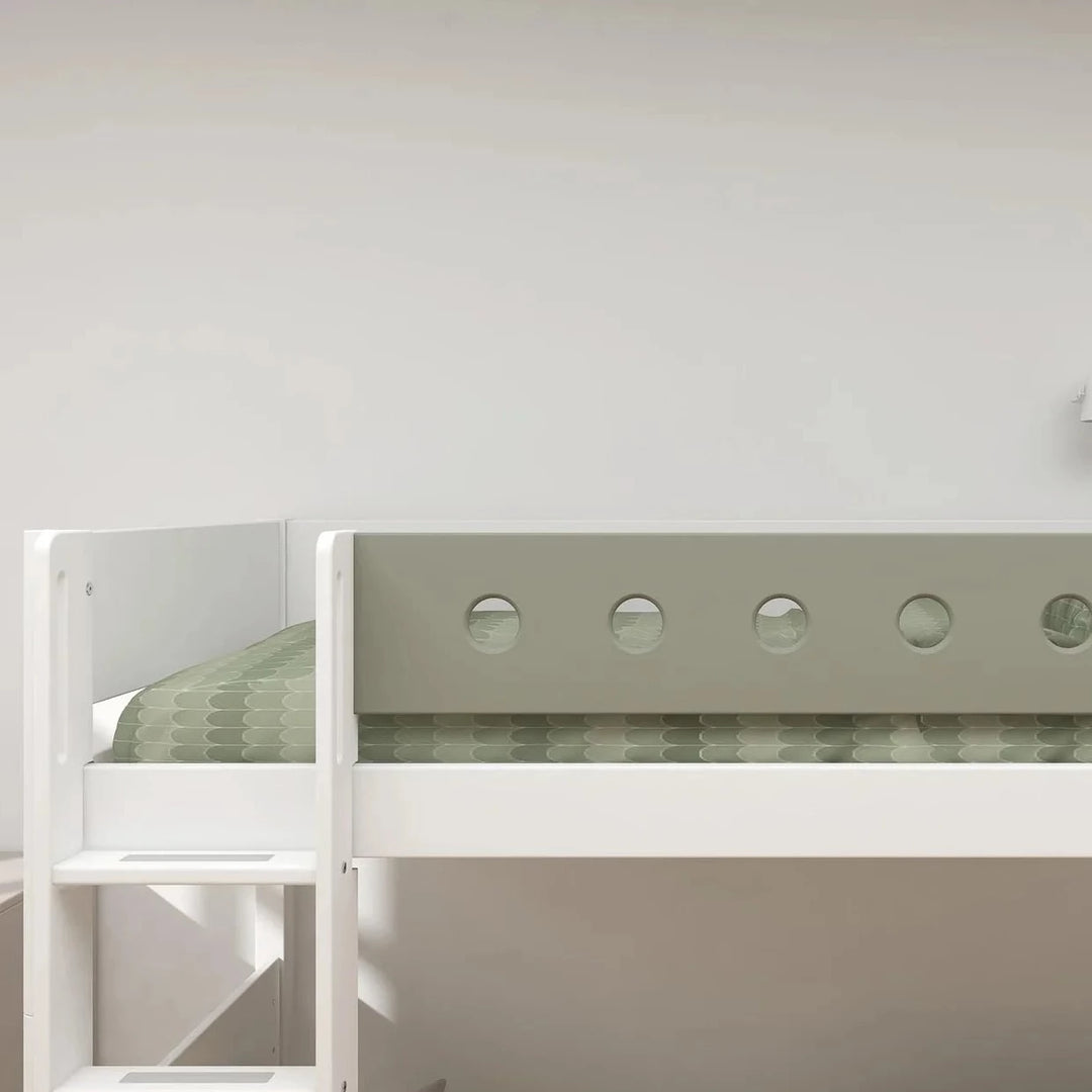 Łóżko dziecięce półwysokie z prostą drabinką z kolekcji White w kolorze natural green