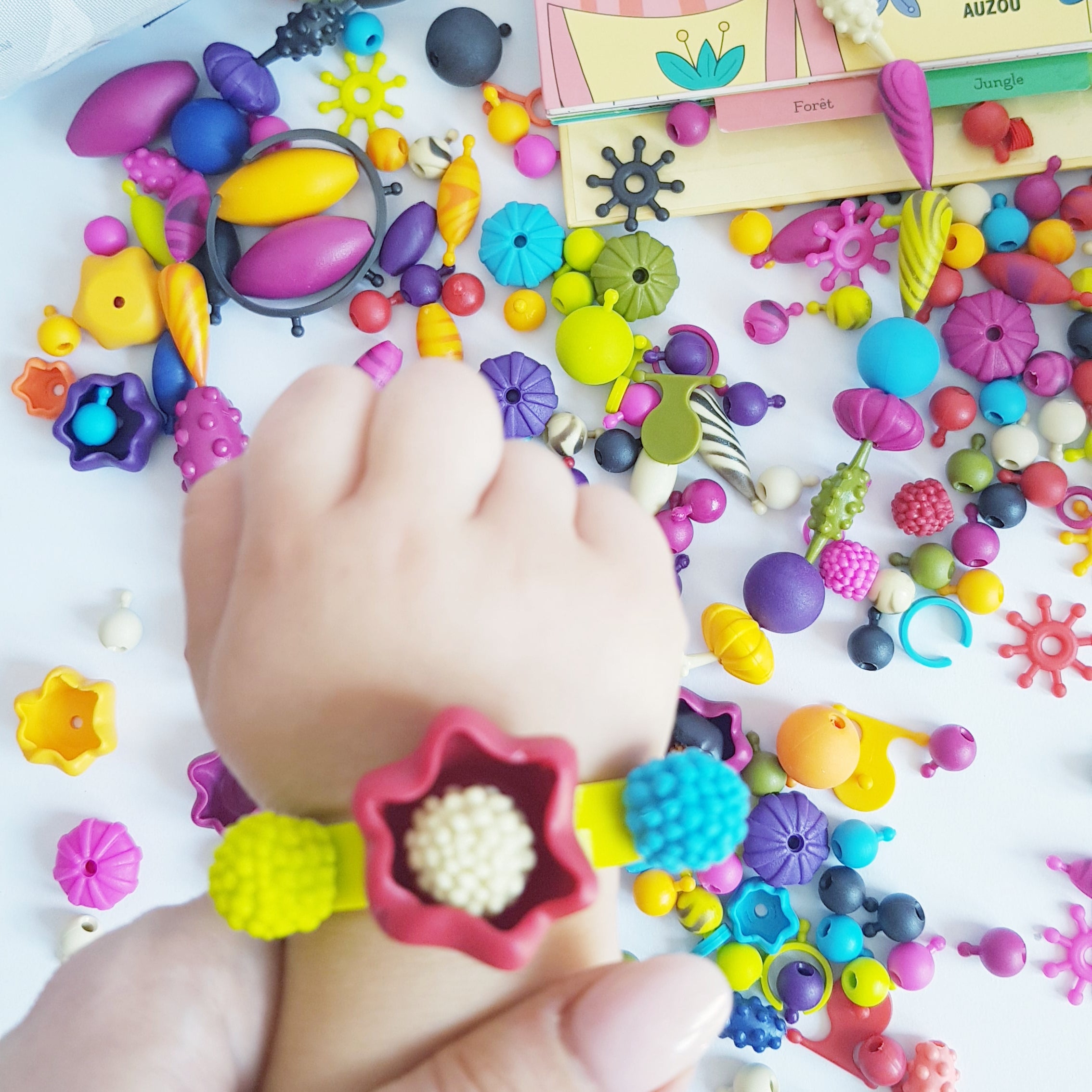 B.Toys Zestaw do tworzenia koraliki biżuteria 300 szt. - 4kidspoint.pl