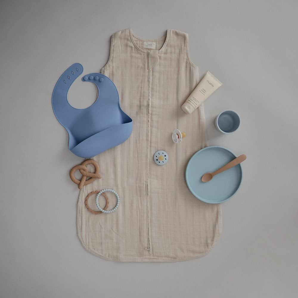 Mushie Silikonowy Talerzyk z Przyssawką Classic Powder Blue
