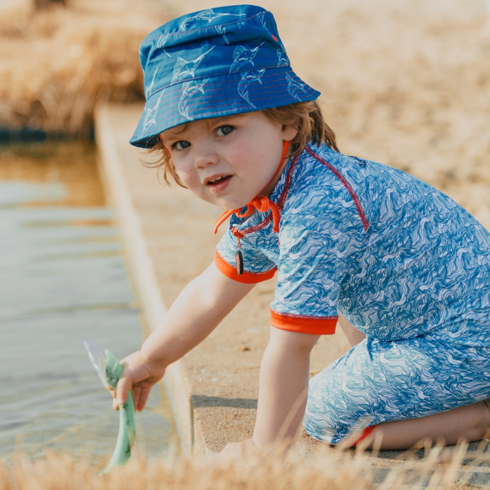 Ducksday Jednoczęściowy strój kąpielowy dla dziecka + bucket hat Straya rozmiar 86