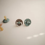 Frigg Smoczek kauczukowy okrągły Daisy French Gray 6+ - 4kidspoint.pl