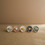 Frigg Smoczek kauczukowy okrągły Daisy French Gray 6+ - 4kidspoint.pl