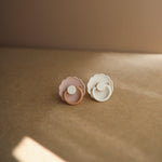 Frigg Smoczek kauczukowy okrągły Daisy French Gray 6+ - 4kidspoint.pl