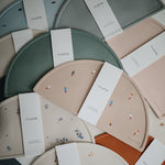 Mushie Podkładka silikonowa na stół Rainbow - 4kidspoint.pl