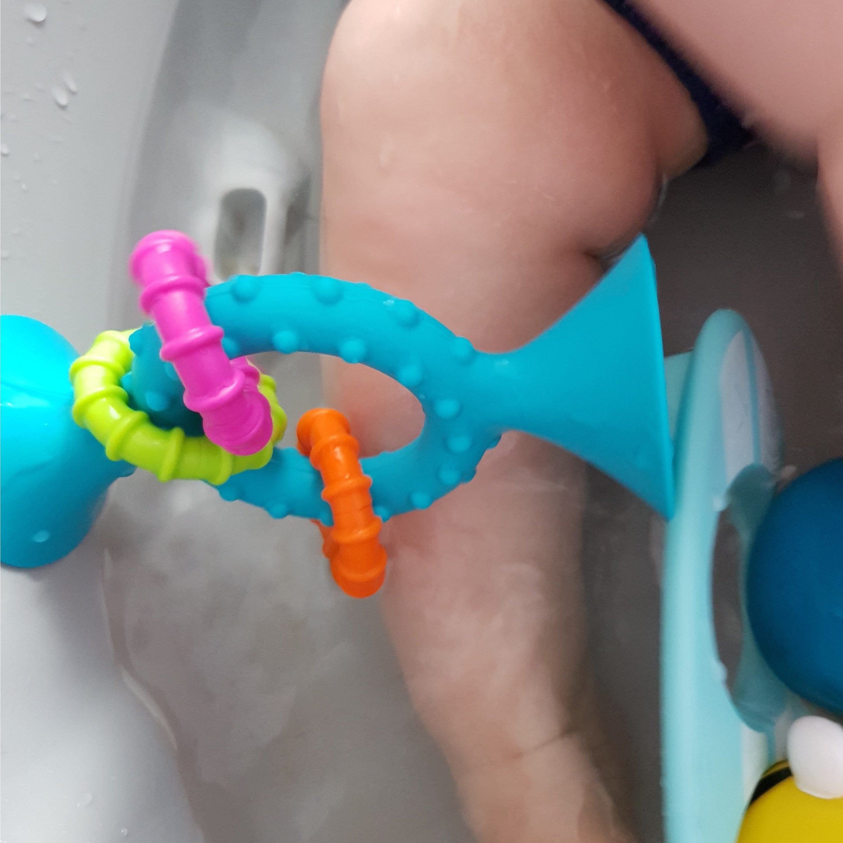 Fat Brain Toys Przyssawka Grzechotka Niebieska dla najmłodszych