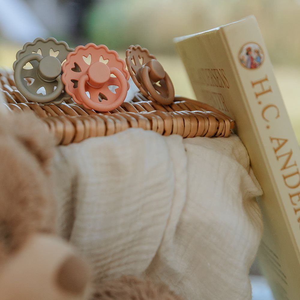 Frigg Smoczek dla niemowlaka Fairytale X H.C. Andersen Dziewczynka z zapałkami kauczuk rozmiar 1