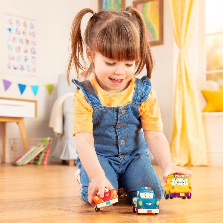 B. toys Trzy miękkie autka z napędem-radiowóz, wyścigówka, autobus