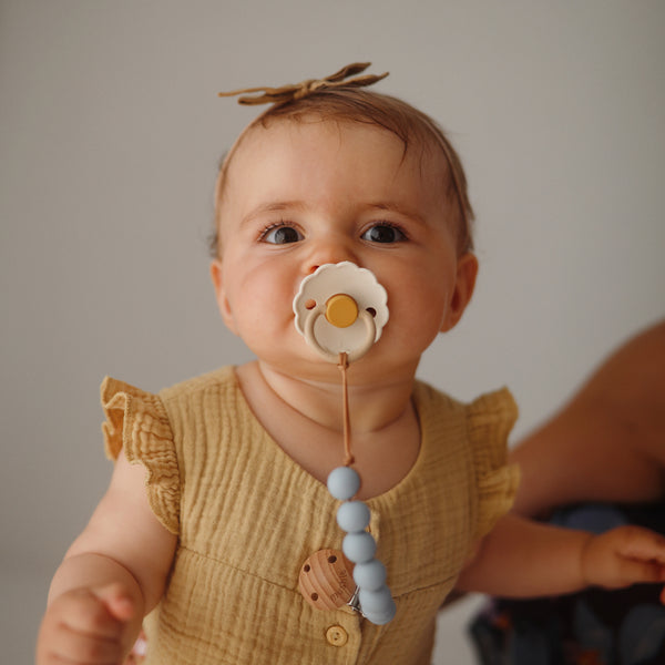 Frigg Smoczek kauczukowy okrągły Daisy Chamomile 6+ - 4kidspoint.pl