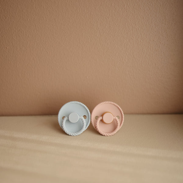 Frigg Smoczek kauczukowy okrągły Rope Powder Blue 6+ - 4kidspoint.pl