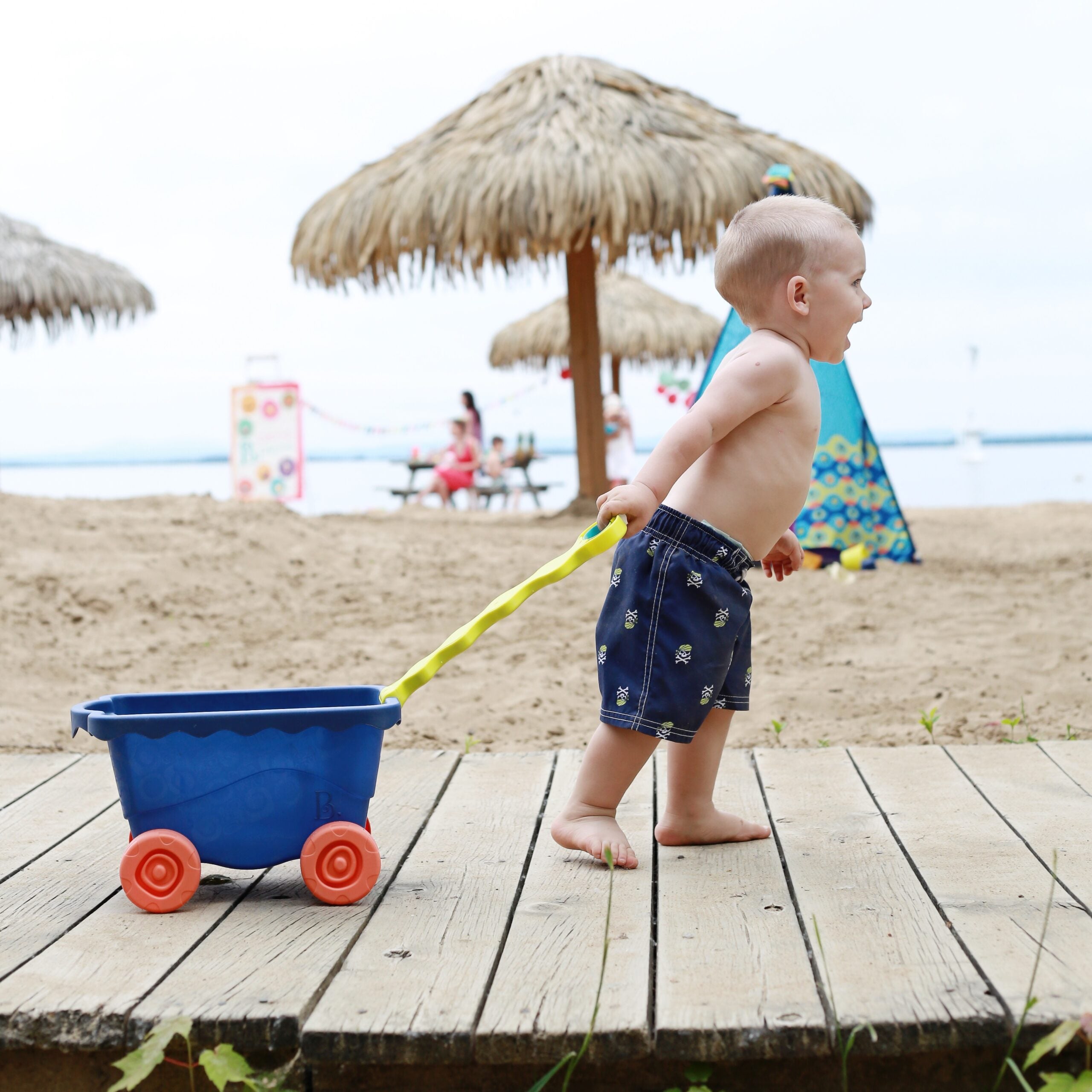 B.Toys Wózek-wagon z akcesoriami plażowymi niebieski transparentny
