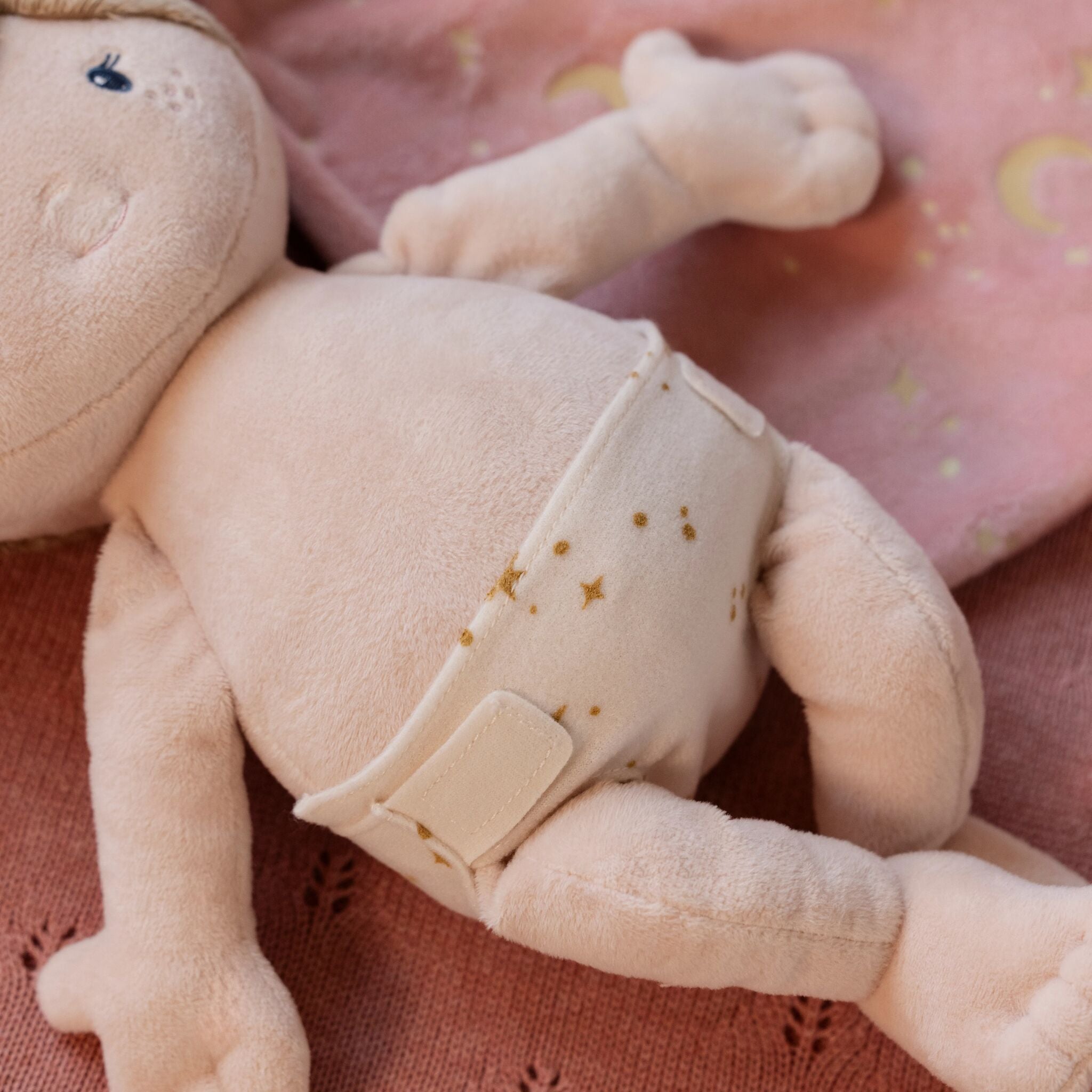 Little Dutch Miękka lalka Rosa w śpiworku z akcesoriami 40 cm