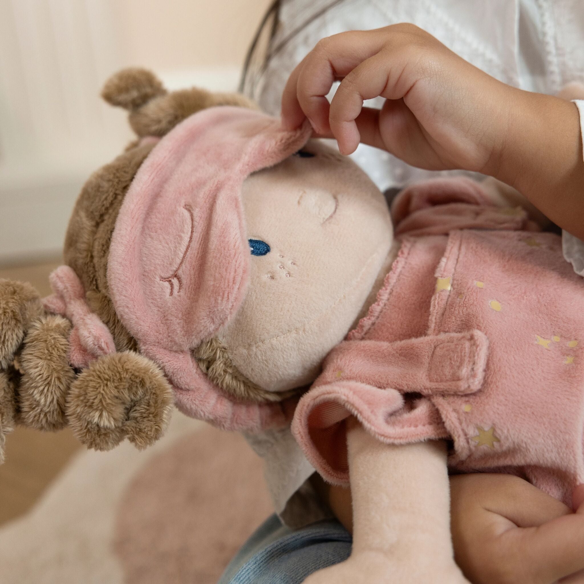 Little Dutch Miękka lalka Rosa w śpiworku z akcesoriami 40 cm