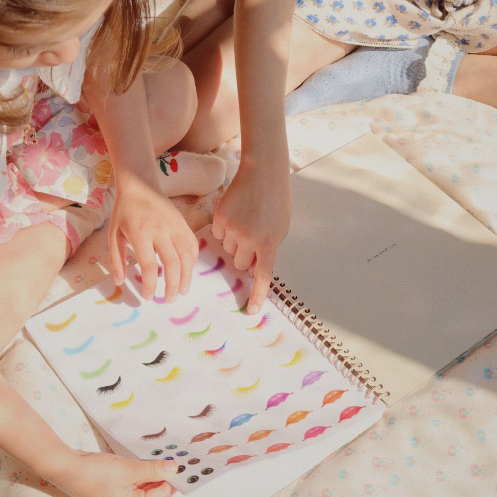 Konges Slojd Kreatywna książka z naklejkami i ilustracjami