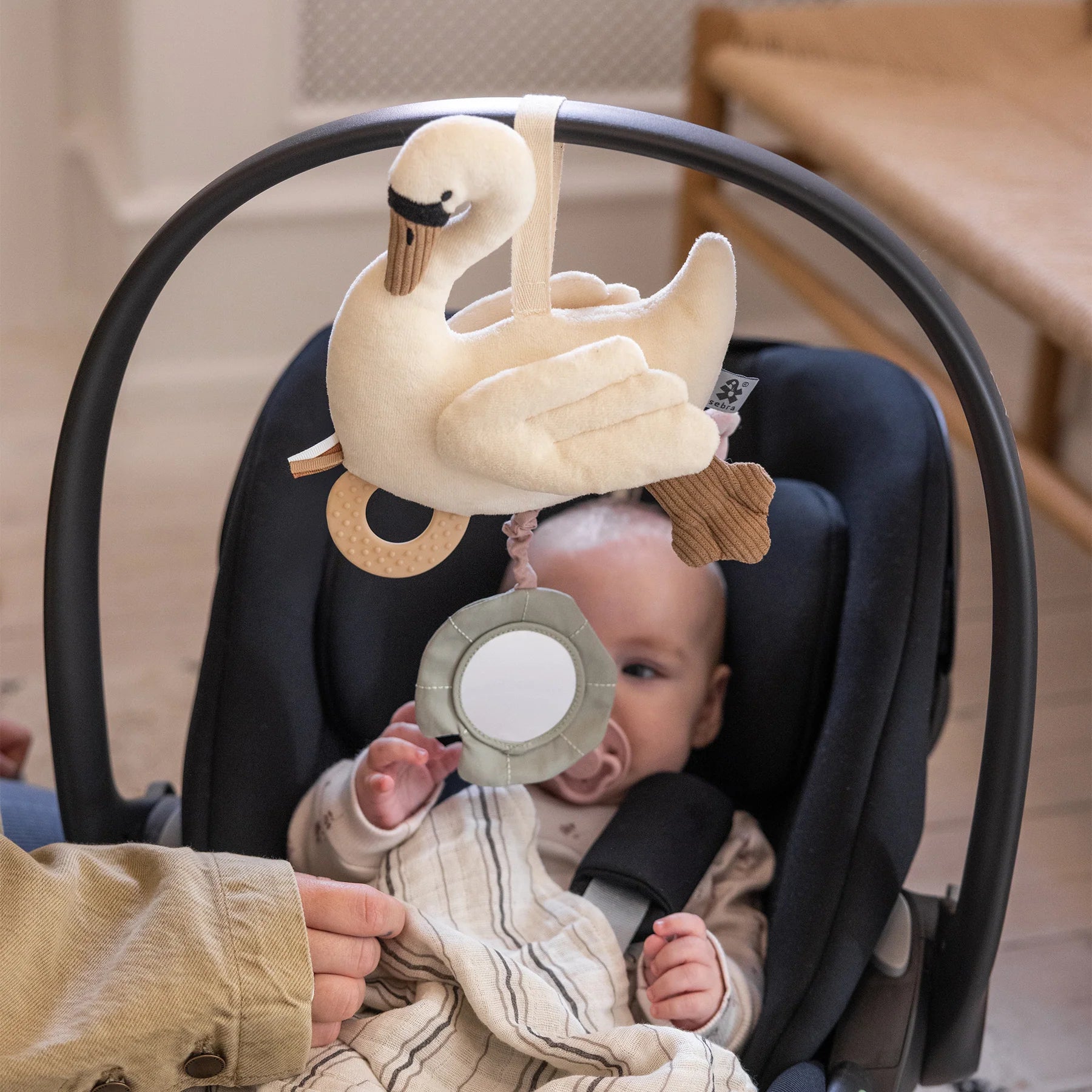 Sebra Zawieszka do wózka aktywizująca Swan Creamy White