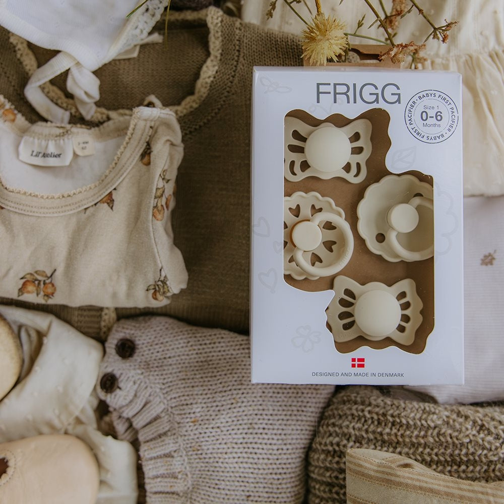 Frigg Smoczki dla niemowlaka Baby’s First Floral Heart 4-pack Cream 0+