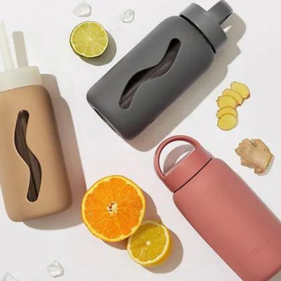 MUUKI Szklana butelka na wodę Mini Smoke Grey 500ml