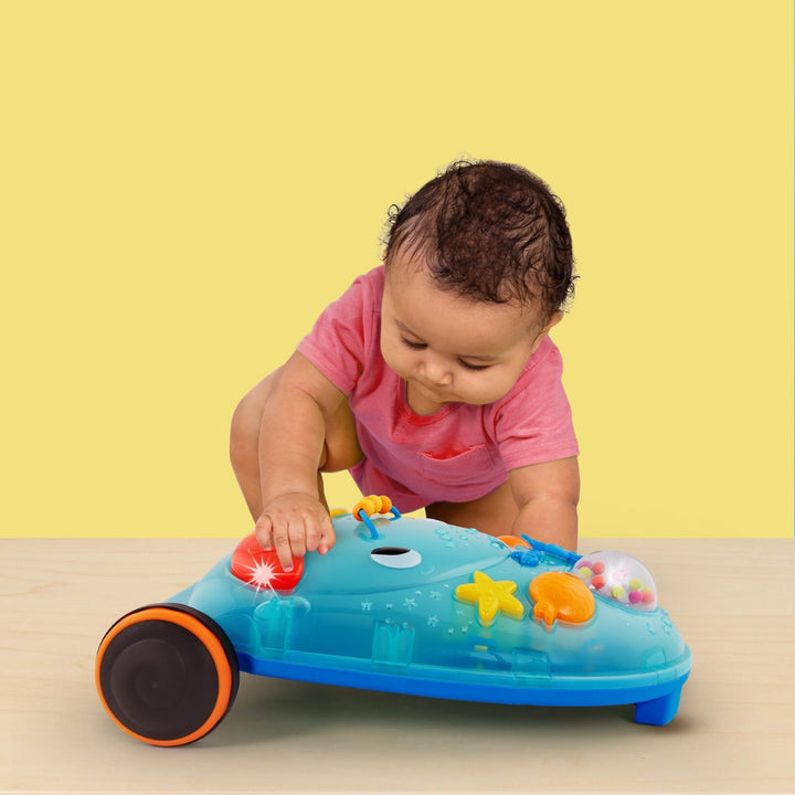 B.Toys Muzyczny pchacz-chodzik dla dziecka z odpinanym panelem interaktywnym
