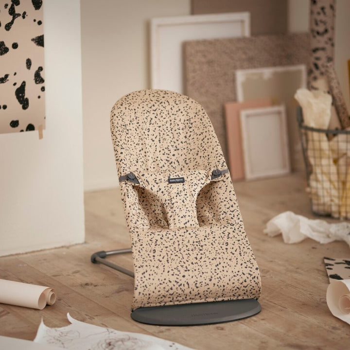 Babybjorn Leżaczek Bliss Woven Beige/Dark grey print