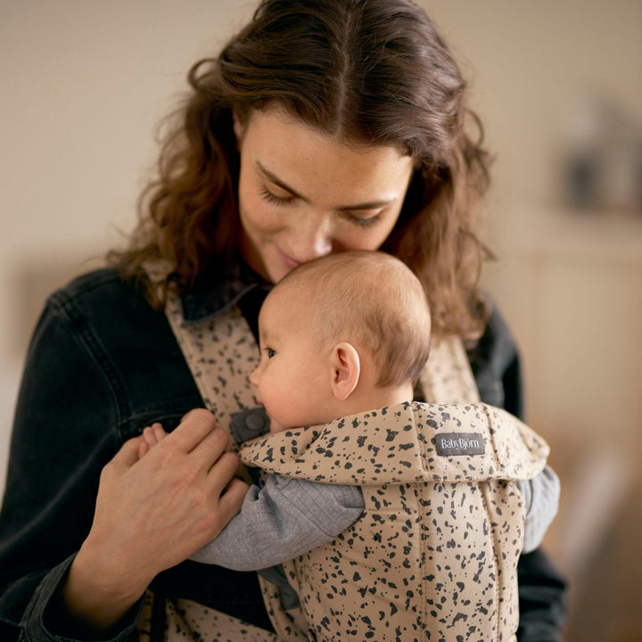 BABYBJORN Nosidełko dla niemowlaka MINI Woven Beige/Dark grey print