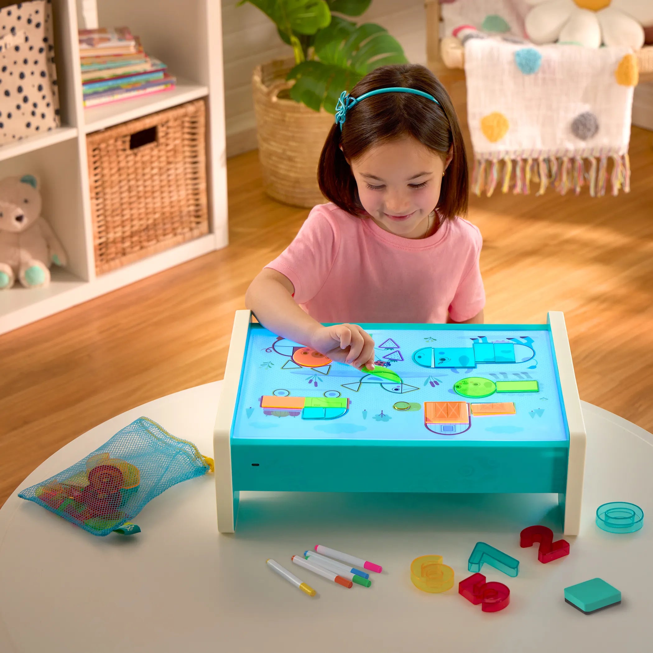 B.Toys Edukacyjny stolik podświetlany do rysowania Look & Shine