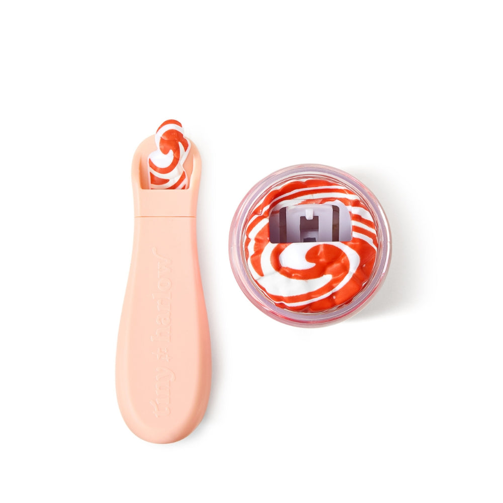 Tiny Harlow Zestaw do karmienia lalek Tiny Tummies miseczka i łyżeczka, i butelka mleka Candy Cane