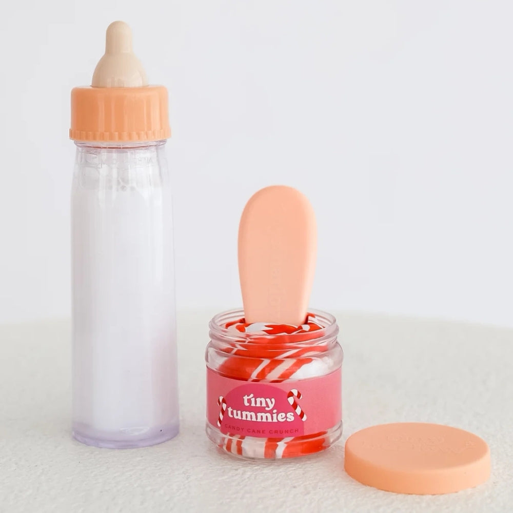Tiny Harlow Zestaw do karmienia lalek Tiny Tummies miseczka i łyżeczka, i butelka mleka Candy Cane