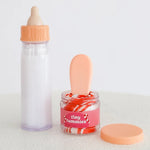 Tiny Harlow Zestaw do karmienia lalek Tiny Tummies miseczka i łyżeczka, i butelka mleka Candy Cane