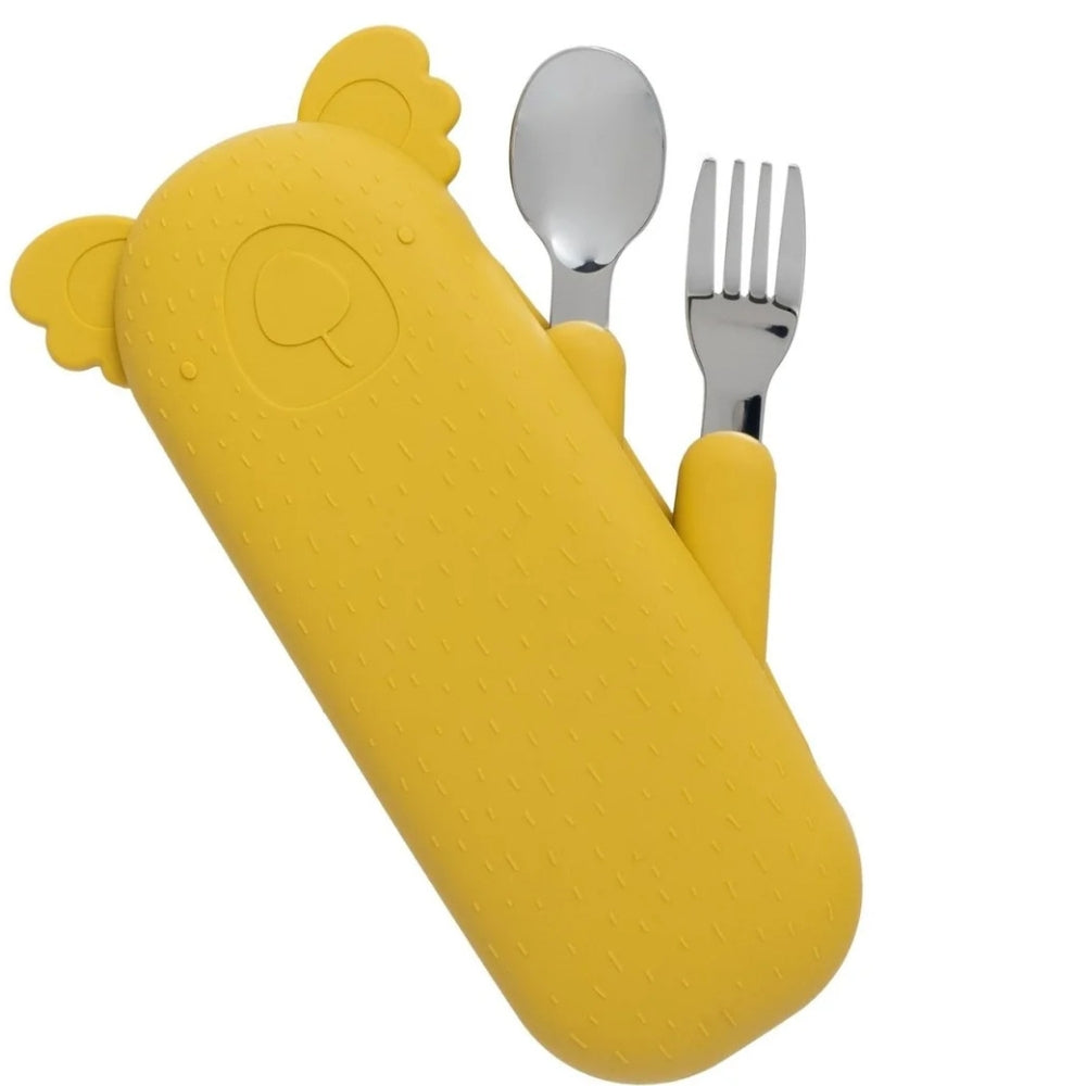 The Cotton Cloud Sztućce dziecięce w etui Zoe the Koala w kolorze Mustard