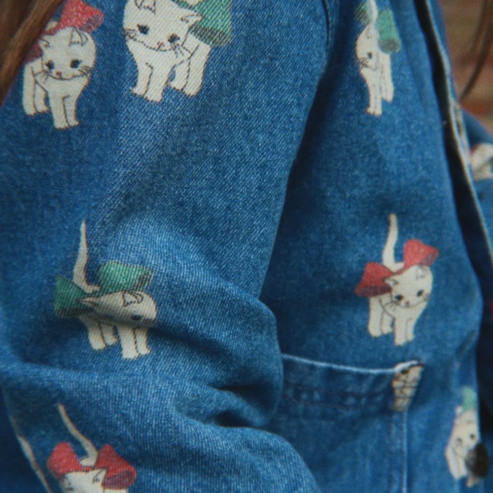 Konges Slojd Kurtka dżinsowa dla dziewczynki z kołnierzykiem Magot Bow Kitty