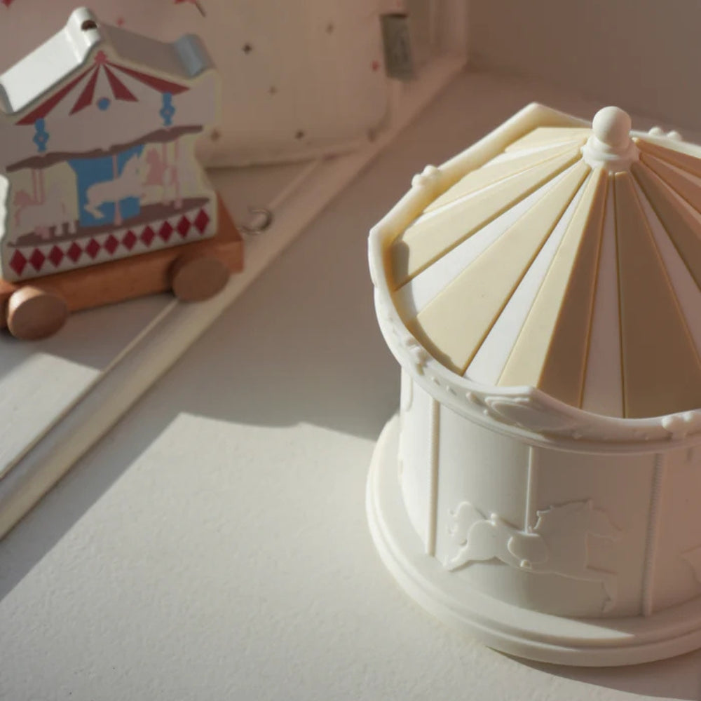 Cam Cam Copenhagen Lampka nocna dla dziecka w kształcie karuzeli Off-White