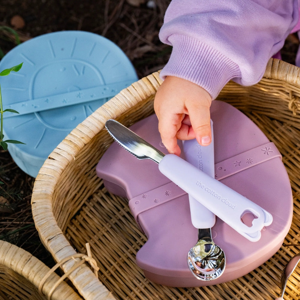 The Cotton Cloud Sztućce dziecięce w etui Zoe the Koala w kolorze Lilac