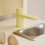 Kid’s Concept Drewniana kuchnia dla dzieci biała z akcesoriami