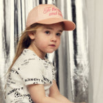 Mini Rodini Czapka dziecięca z daszkiem haftowana To the Moon Pink