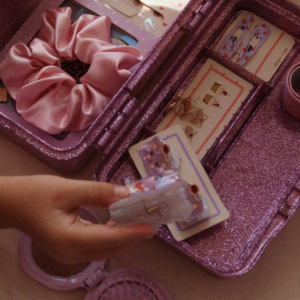 Konges Slojd Zestaw akcesoriów w walizce dla dziewczynki Glam me up Amour Pink