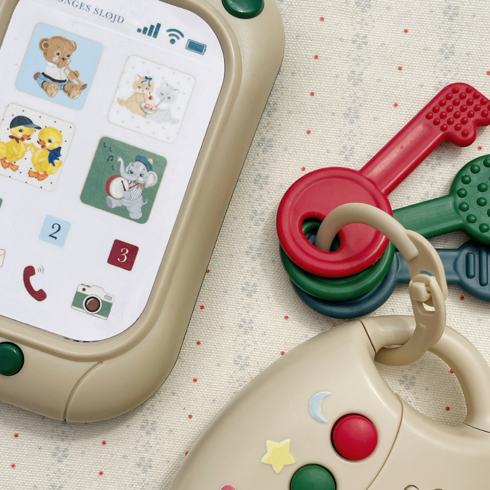 Konges Slojd zabawkowy telefon My First Phone Multi