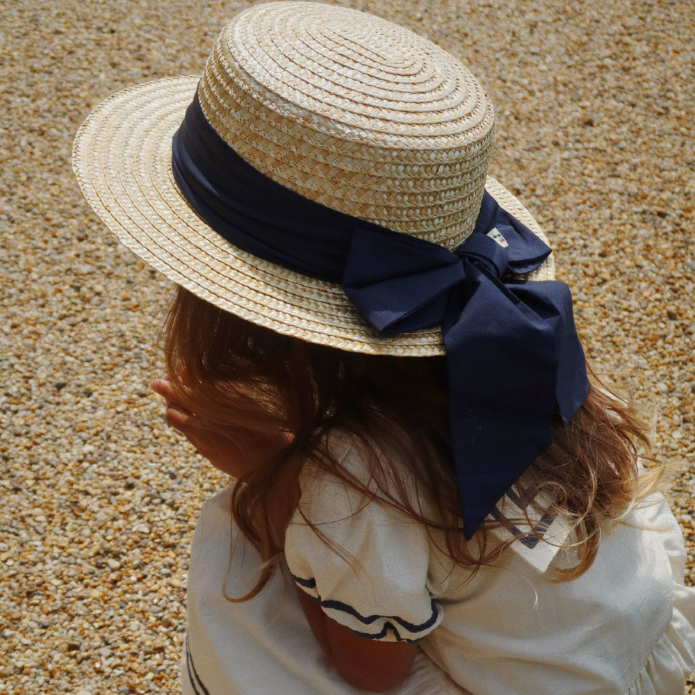 Konges Slojd Słomiany kapelusz z kokardą Allie Sailor Hat Navy blazer